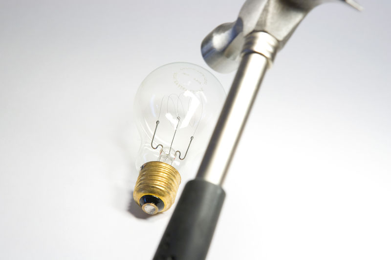 敲打灯泡-特写