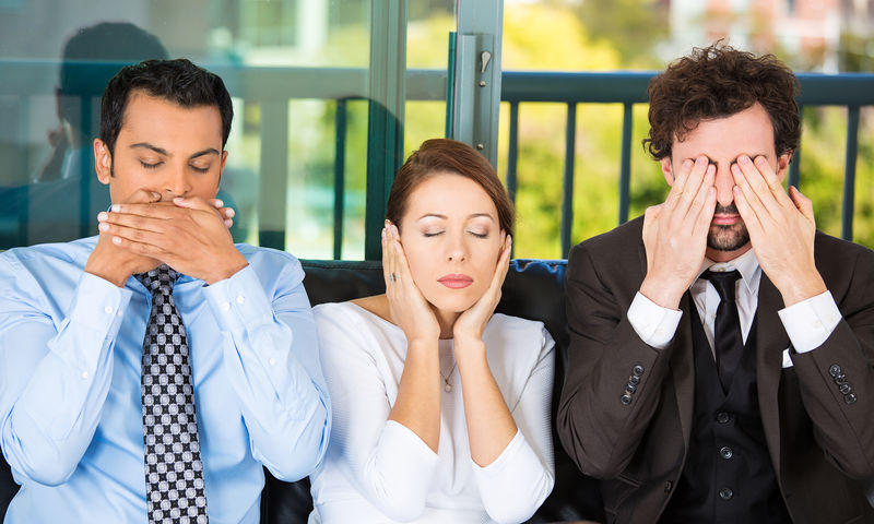 三个商人在黑沙发上的特写肖像模仿看不见邪恶-听不到邪恶-说不出邪恶的概念-孤立在城市背景下-人类的情感、表达和交流