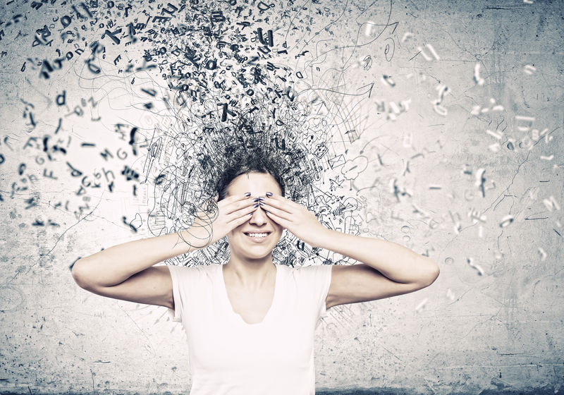 一个年轻女子-在手掌后面随意地藏着眼睛