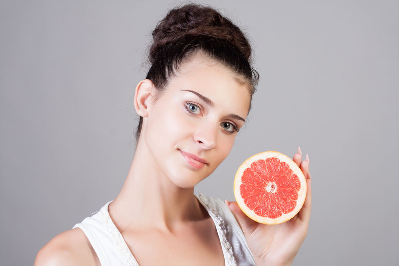 一幅漂亮的柚子女特写照片-健康食品理念-护肤美容-维生素和矿物质