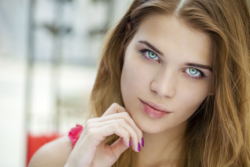 一位美丽年轻女子的特写肖像