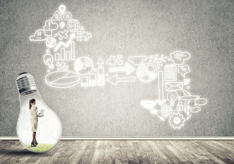 困在灯泡里的女商人