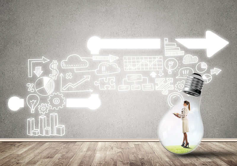 困在灯泡里的女商人