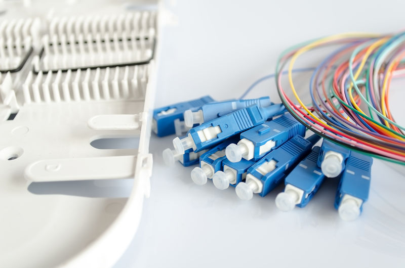 带白色背景隔离插头的光纤接插线