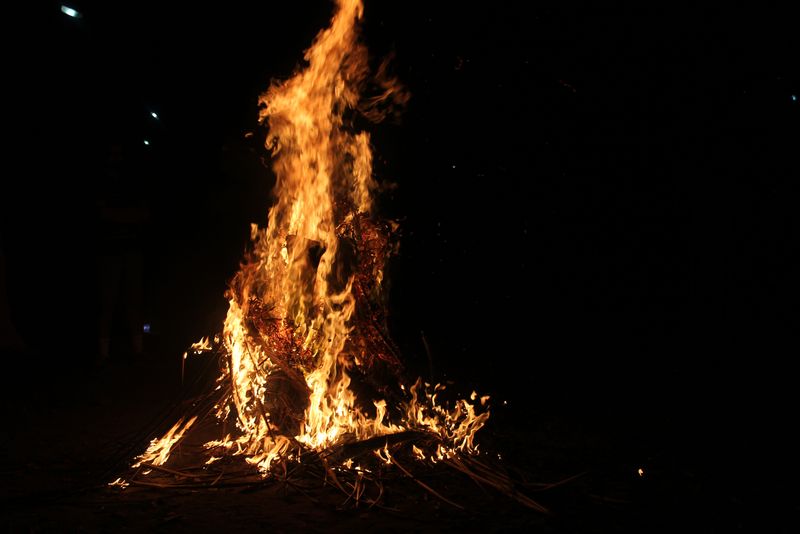 斯坎森庆祝瓦尔堡的巨大篝火