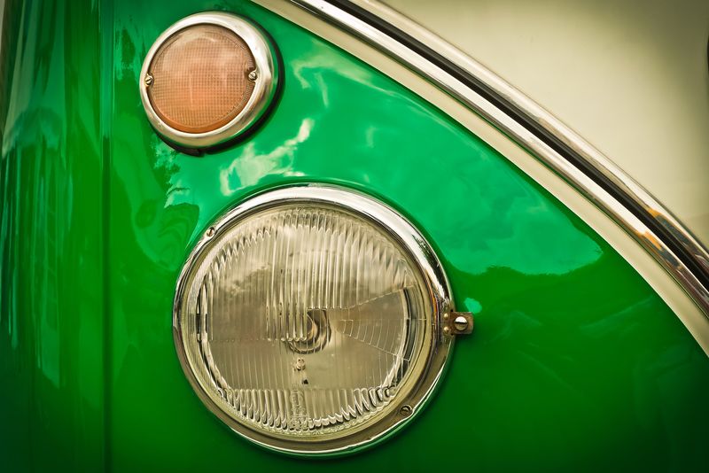 柏林-德国-2015年11月15日：经典汽车的细节-旧车博物馆前照灯特写