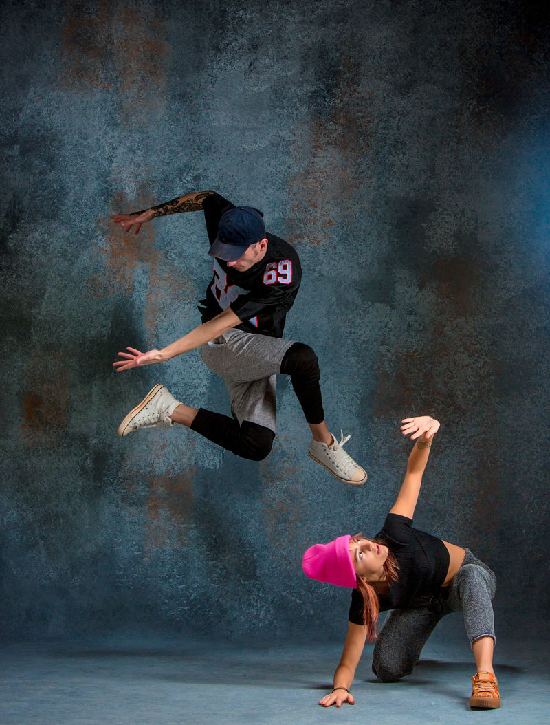 在演播室里跳嘻哈的两个小女孩和男孩