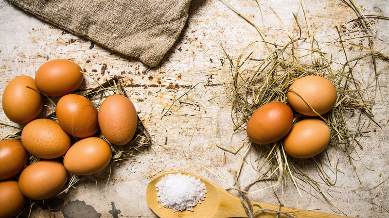 干草里的鸡蛋。在乡村的背景下。