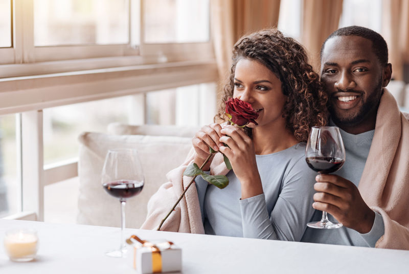 在餐厅拥抱的非洲裔美国夫妇