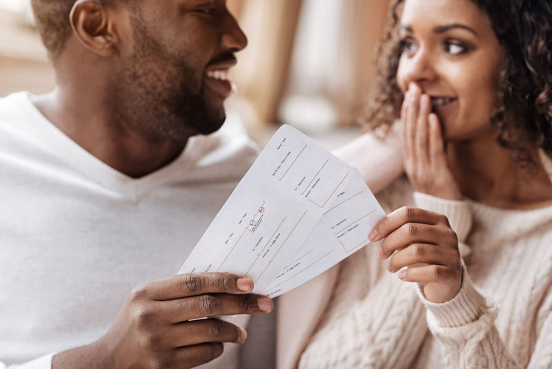 正喜非洲裔美国夫妇持票