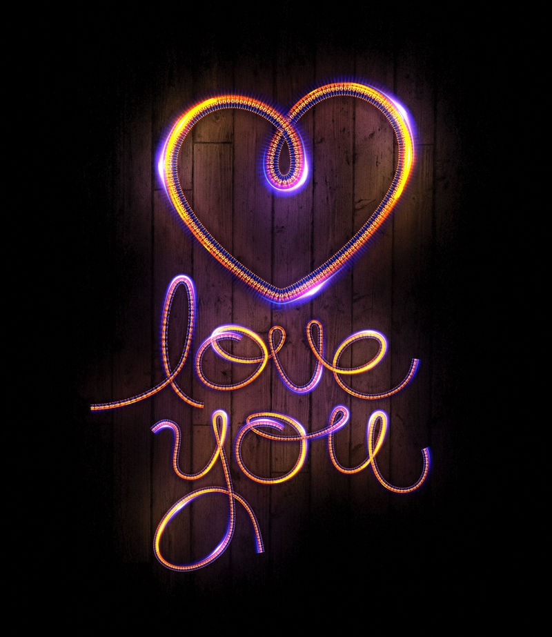 在背景上发光的心。闪亮的情人节造型。