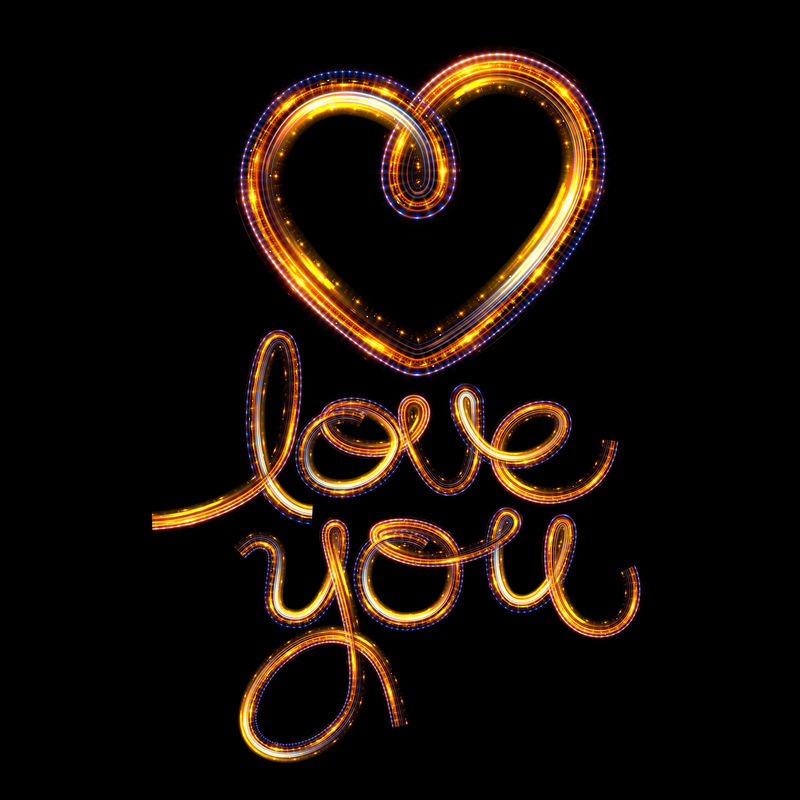 在背景上发光的心。闪亮的情人节造型。红橙黄金