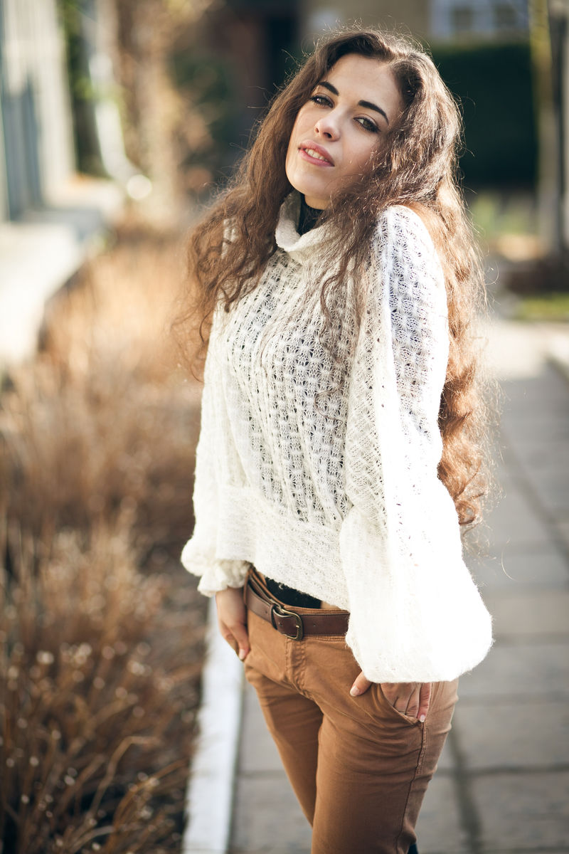 秋天公园里穿着白衬衫的柔弱女士摆姿势