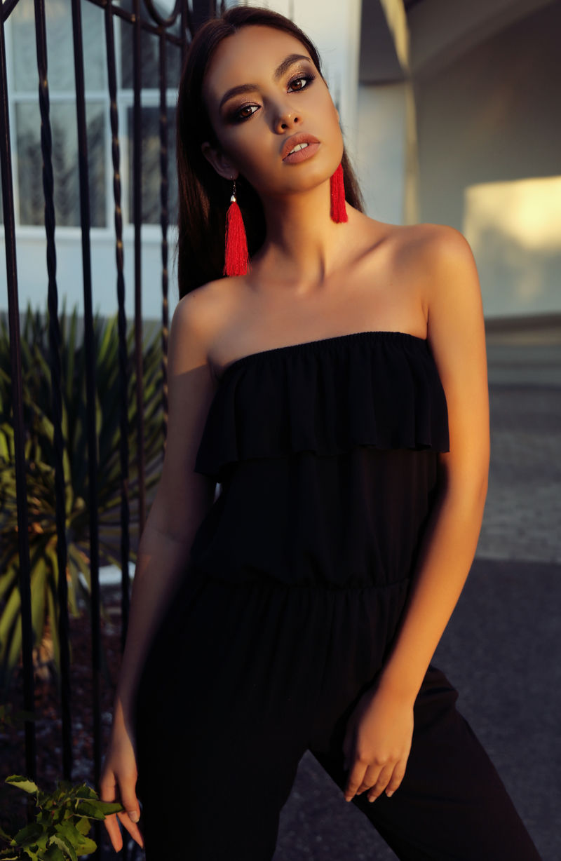 长发深色，妆容鲜艳的美女