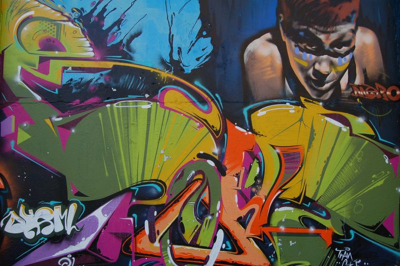 地下艺术-美丽的街头艺术涂鸦风格-这面墙用抽象画和房屋油漆装饰-街头青年的现代标志性城市文化-墙上抽象时尚画