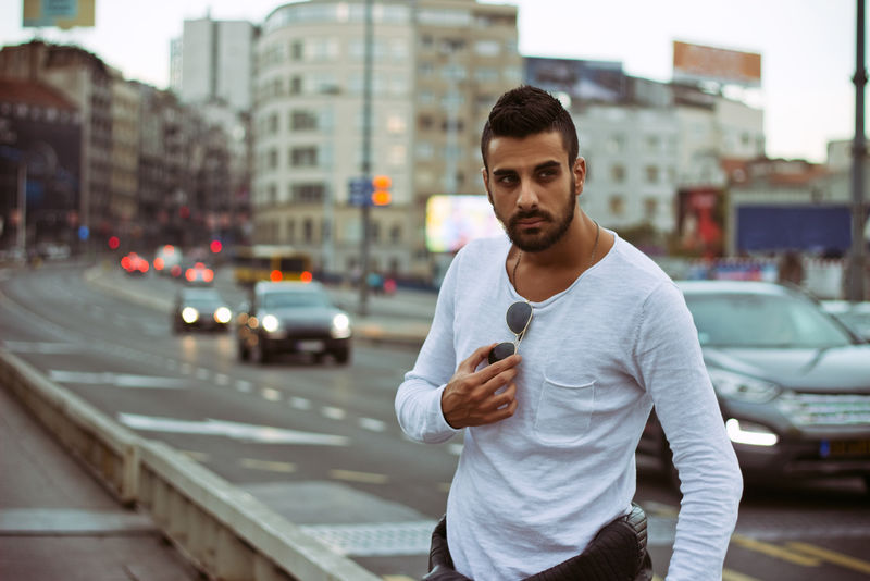 年轻帅哥看城市风景