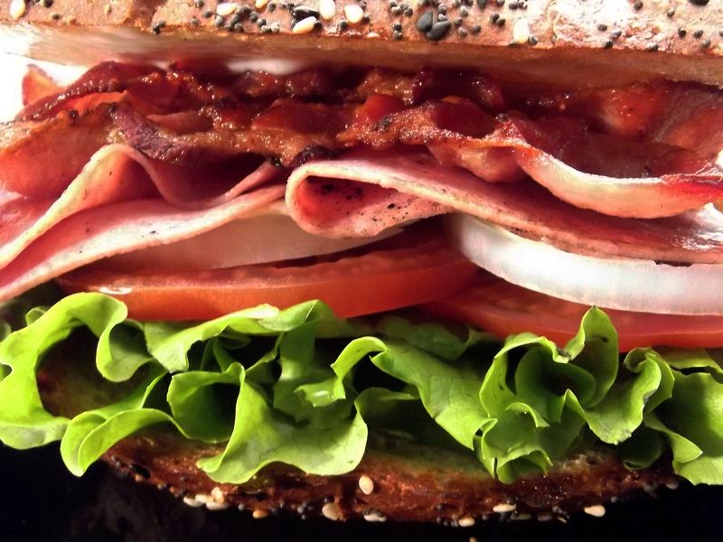 牛肉汉堡薯条梅奥番茄酱芝士堡汉堡