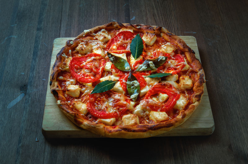 木桌上的披萨。