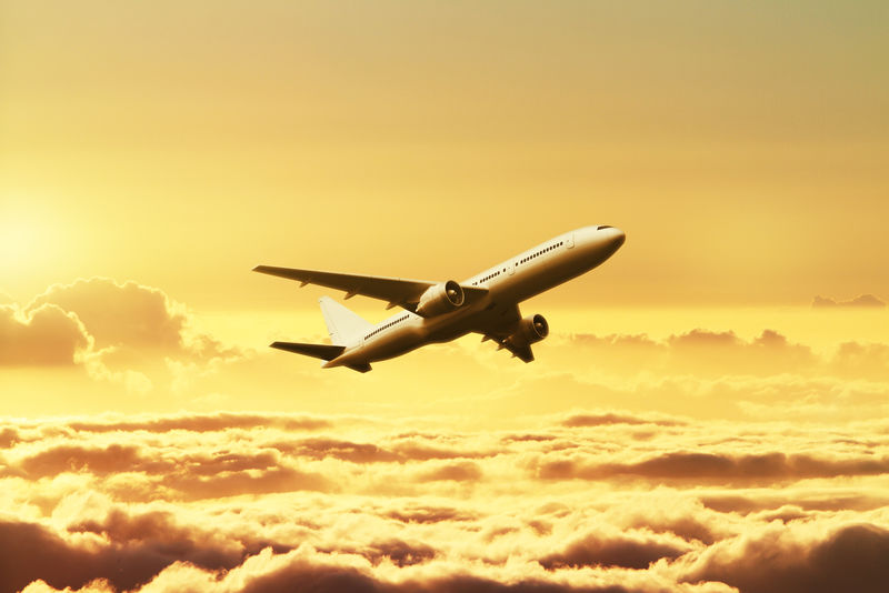 日落时天空中的飞机