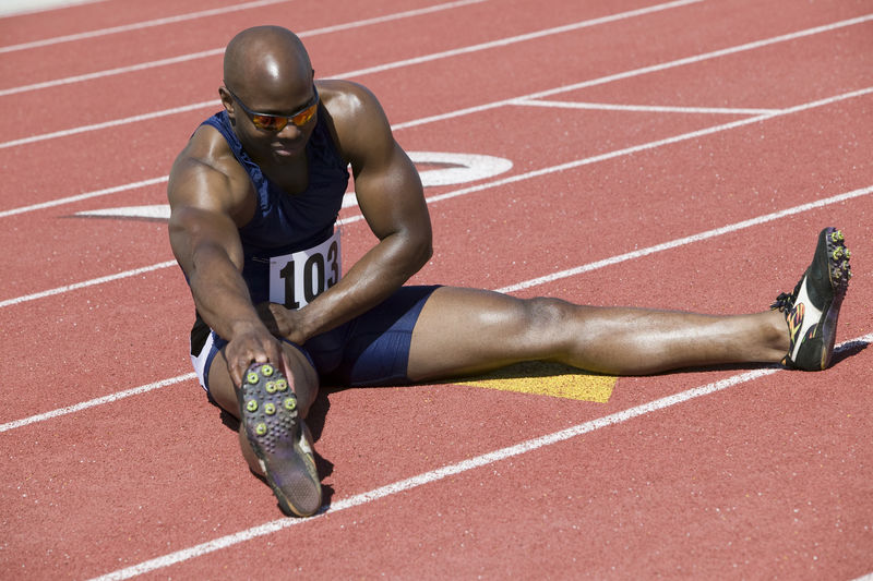 非裔美国男运动员全程在跑道上伸展