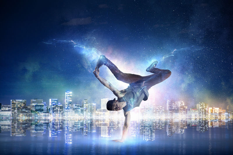 B-男孩表演一些动作。混合介质