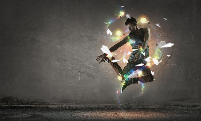 B-男孩表演一些动作。混合介质