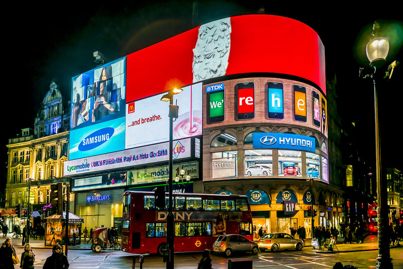 伦敦-3月17日：著名的皮卡迪利广场霓虹灯标志在夜间闪耀-2013年3月17日-在英国伦敦-这些标志已经成为伦敦的一大亮点