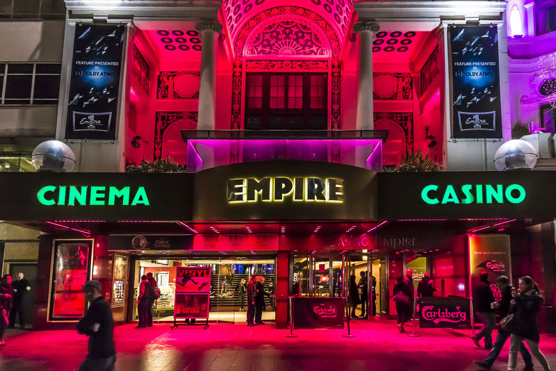 伦敦-3月17日：帝国是一家大型电影院-位于2013年3月17日晚在英国伦敦威斯敏斯特市莱斯特广场北侧-帝国建于1884年-由托马斯·韦尔蒂创建