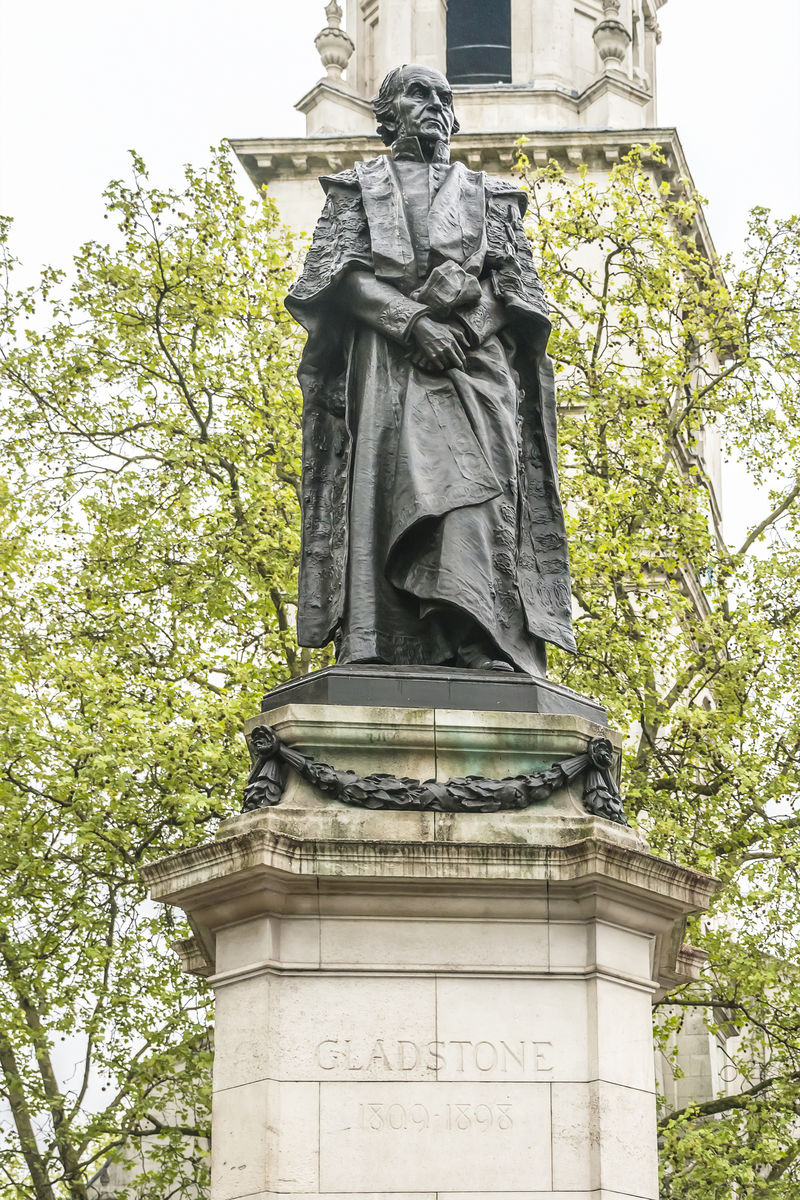 伦敦奥尔德维奇格拉德斯通雕像-靠近皇家法院-对面是澳大利亚之家-威廉·埃沃特·格拉德斯通（1809-1898）是英国派政治家