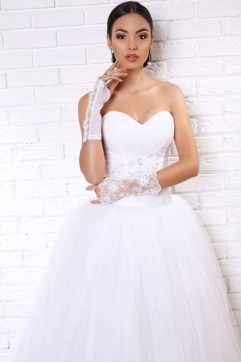 美丽的新娘，深色头发，穿着优雅的婚纱