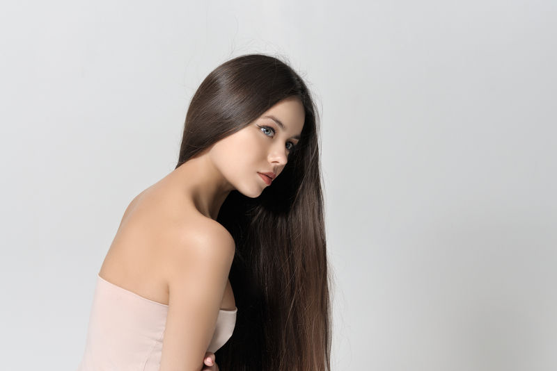 她用头发遮住脸