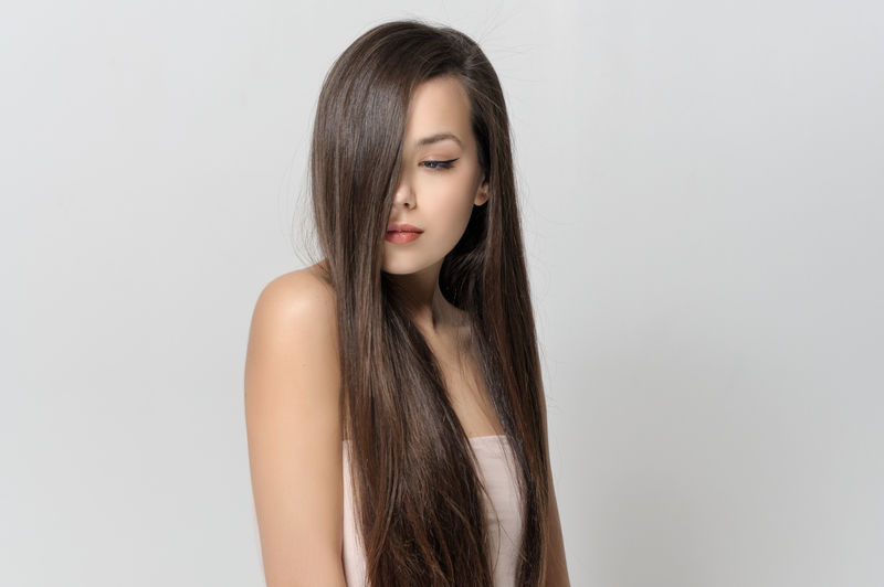 女孩用头发遮住脸