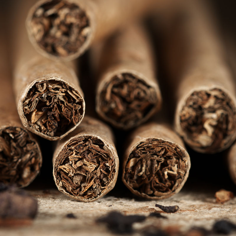 雪茄堆在木头上