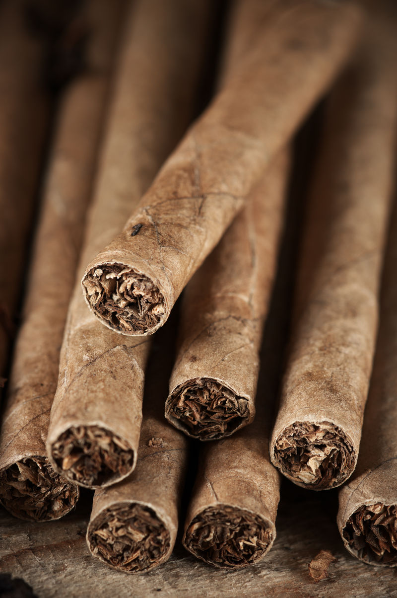 雪茄堆在木头上