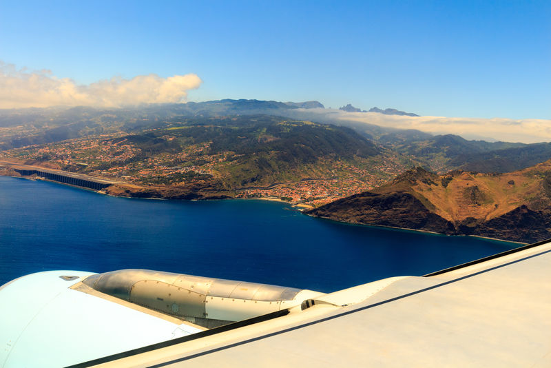 在降落在葡萄牙马德拉岛的Funchal市之前,从飞机上可以看到美丽的鸟瞰图