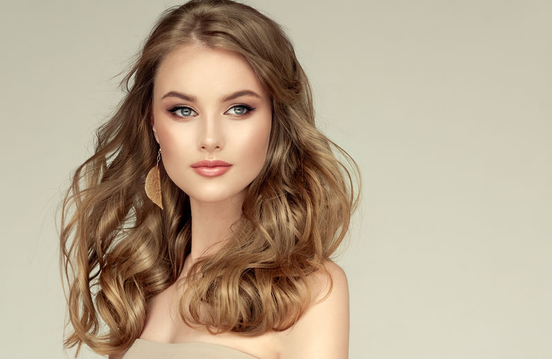 年轻的金发美女模特 头发修长 戴着金耳环 完美自由的发型 素材 高清图片 摄影照片 寻图免费打包下载