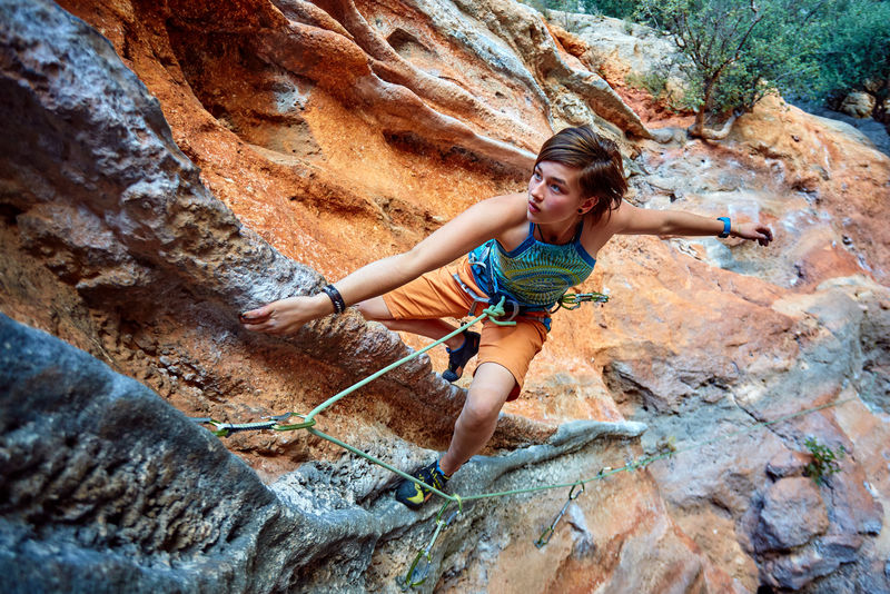 攀登悬崖的攀岩者