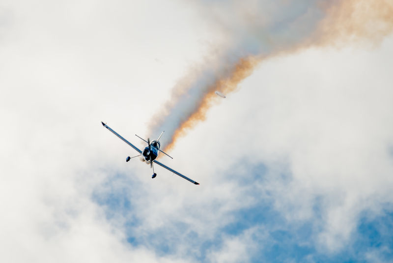 特技飞机朝镜头飞去