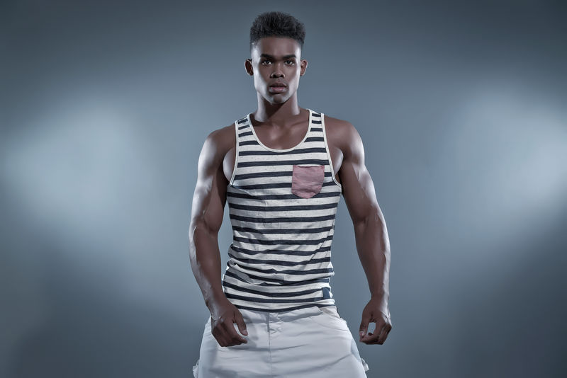 非洲黑人。夏季休闲时尚。对GR的摄影棚拍摄