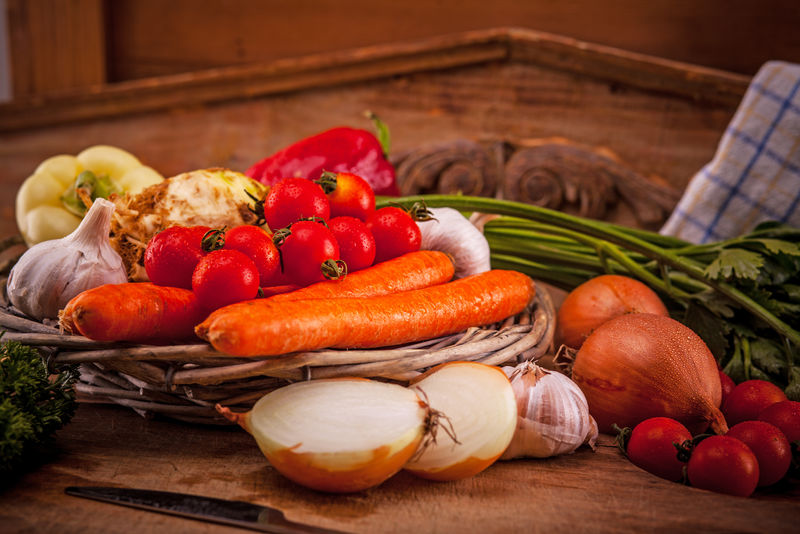 老式餐桌上的蔬菜。