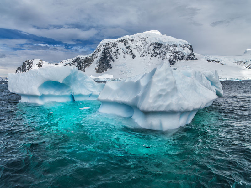 南极冰山景观
