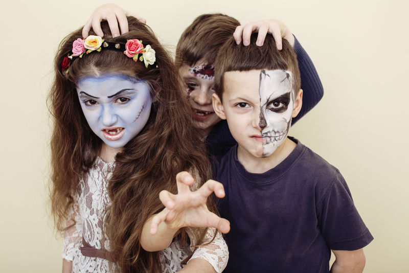 僵尸启示录儿童概念.生日派对庆祝彩绘孩子死新娘,疤脸,骷髅在一起