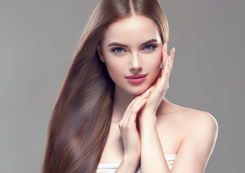 健康的黑发女人美丽的长发美概念