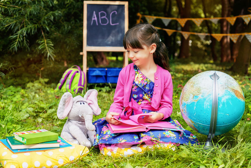 可爱的小女孩在学校里玩。学习的概念