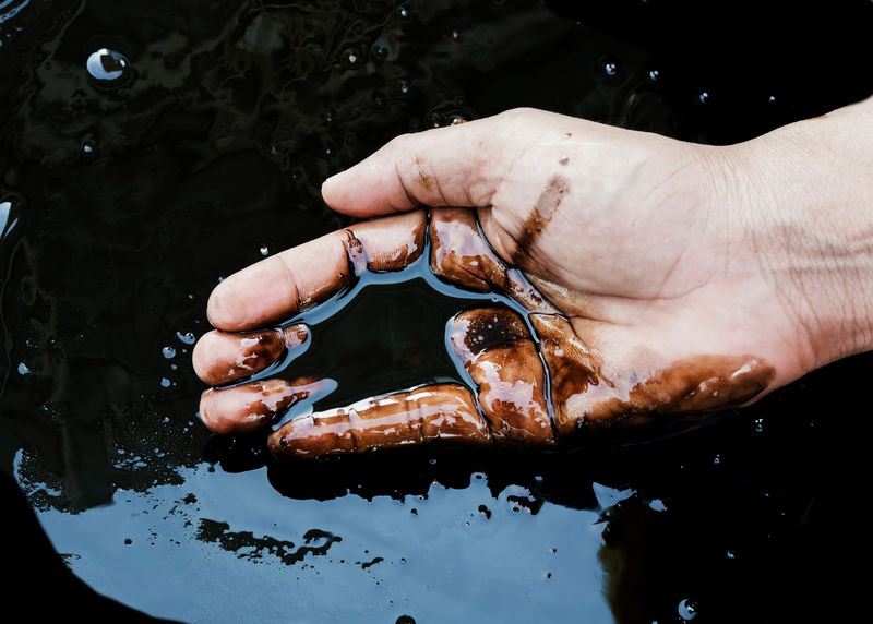 原油在手由于原油泄漏。原油泄漏的概念。