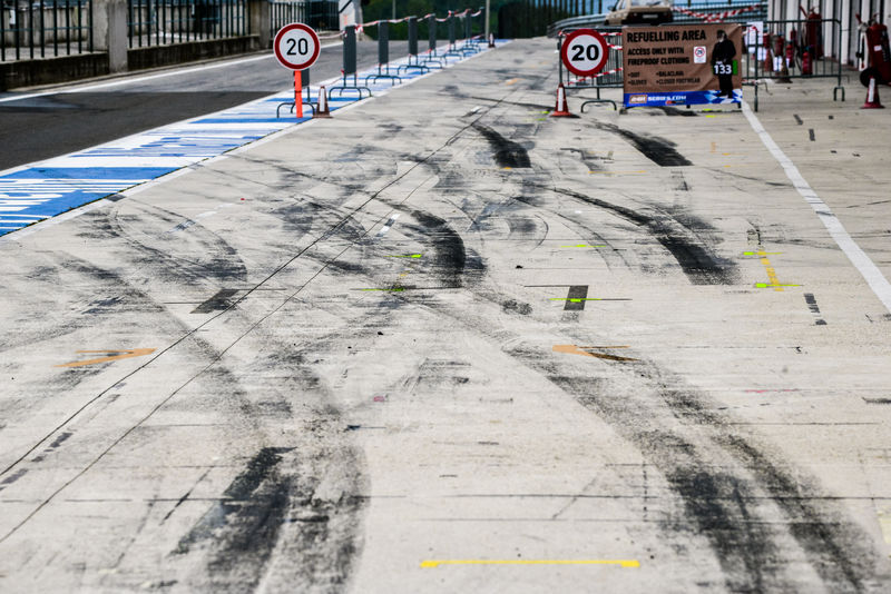 从赛马场的杆位看。