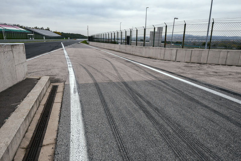 从赛马场的杆位看。