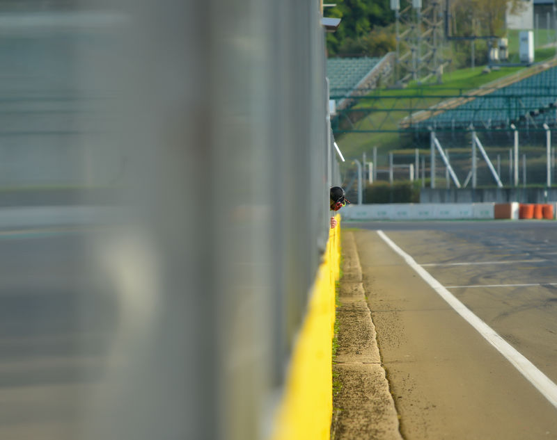 在跑道上戴着耳机的人