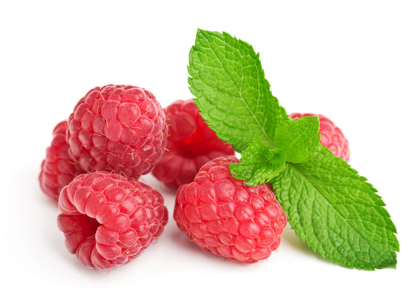 新鲜成熟的覆盆子，白色的薄荷叶