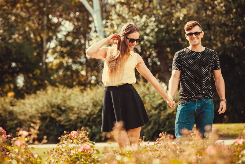 年轻的一对在一起。